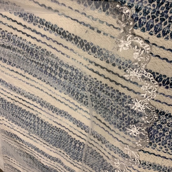 White bridal veil main image 4